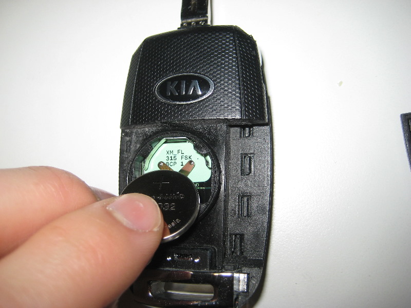 Kia-Sorento-Key-Fob-Battery-Replacement-Guide-010