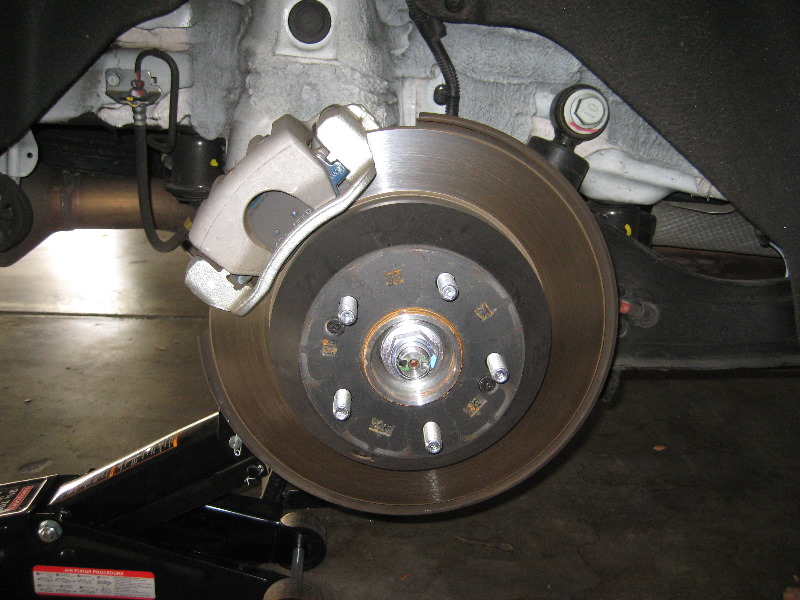 Kia-Sorento-Rear-Disc-Brake-Pads-Replacement-Guide-006