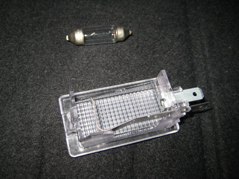 Kia-Soul-Cargo-Area-Light-Bulb-Replacement-Guide-008