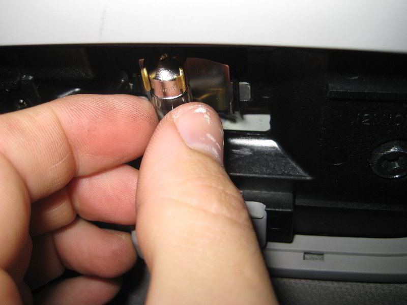 Kia-Soul-Dome-Light-Bulb-Replacement-Guide-006