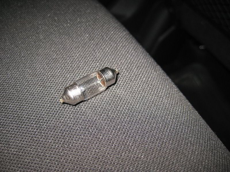Kia-Soul-Dome-Light-Bulb-Replacement-Guide-007