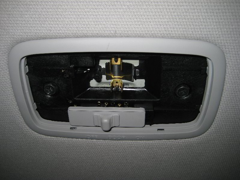 Kia-Soul-Dome-Light-Bulb-Replacement-Guide-008