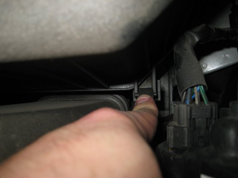 Kia-Soul-Engine-Air-Filter-Replacement-Guide-002