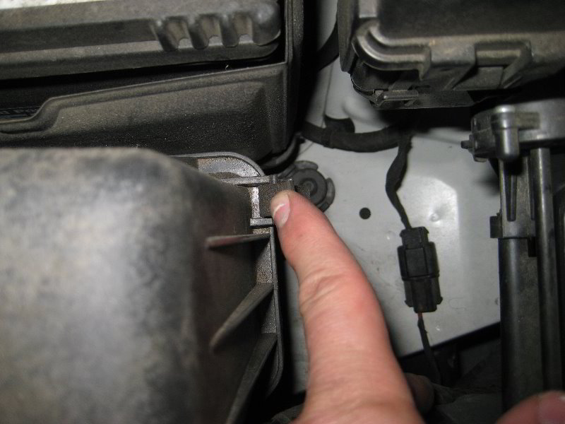 Kia-Soul-Engine-Air-Filter-Replacement-Guide-003