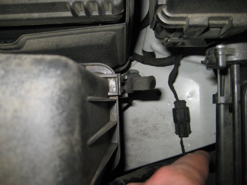 Kia-Soul-Engine-Air-Filter-Replacement-Guide-004