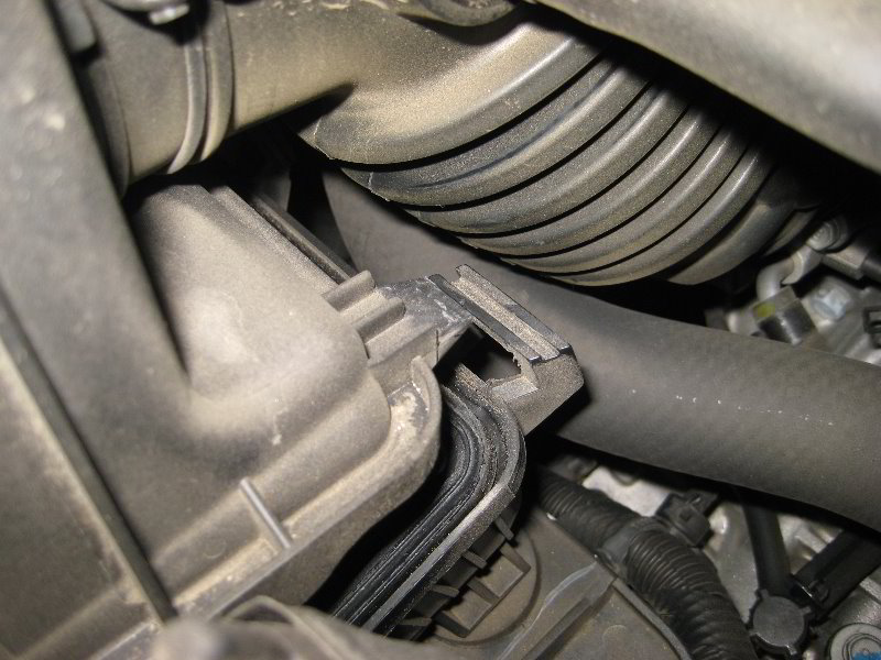 Kia-Soul-Engine-Air-Filter-Replacement-Guide-012