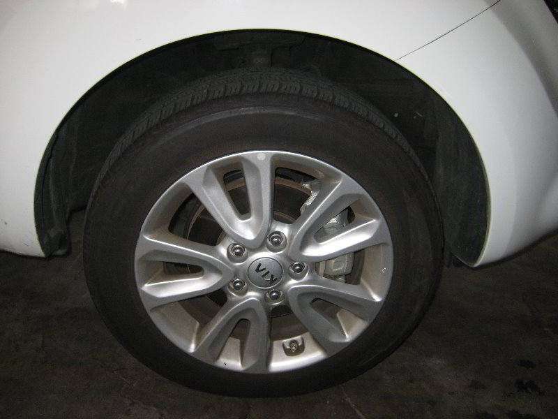 Kia-Soul-Front-Brake-Pads-Replacement-Guide-001