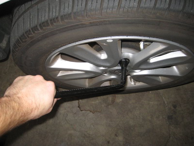 KiaSoulFrontBrakePadsReplacementGuide002