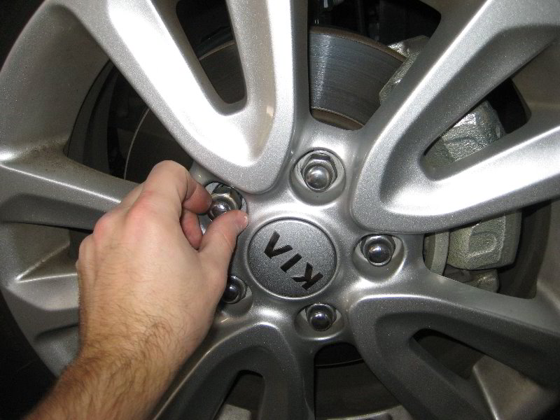 KiaSoulFrontBrakePadsReplacementGuide004