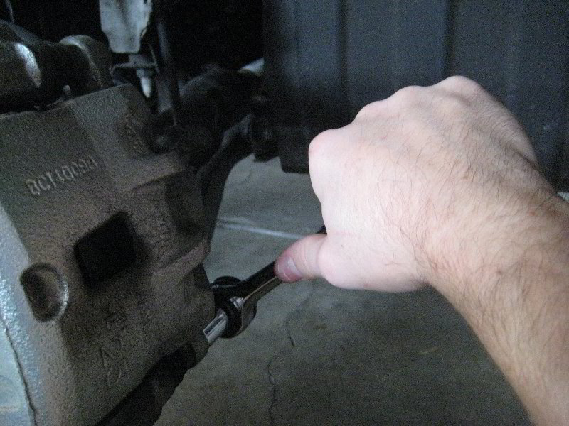 Kia-Soul-Front-Brake-Pads-Replacement-Guide-009