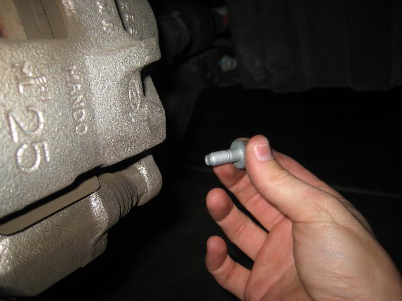 Kia-Soul-Front-Brake-Pads-Replacement-Guide-010