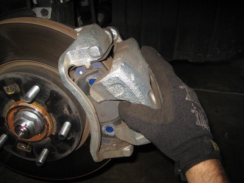 Kia-Soul-Front-Brake-Pads-Replacement-Guide-012