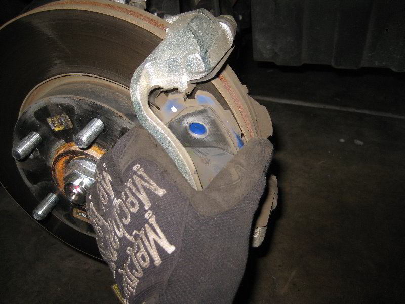 KiaSoulFrontBrakePadsReplacementGuide014