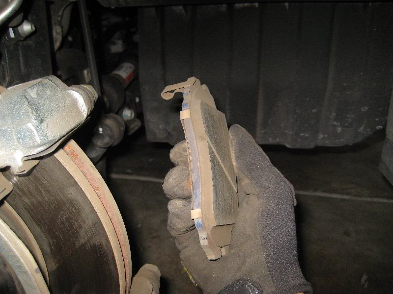 KiaSoulFrontBrakePadsReplacementGuide015