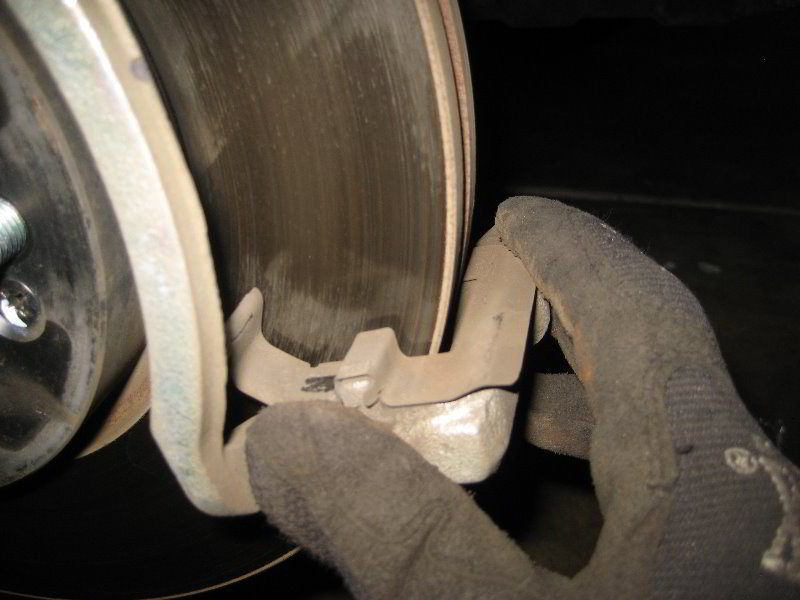 KiaSoulFrontBrakePadsReplacementGuide016