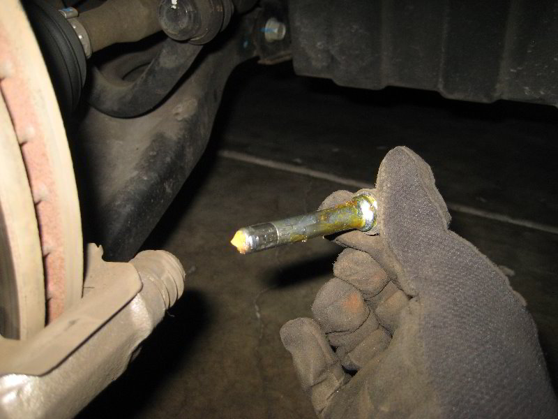 Kia-Soul-Front-Brake-Pads-Replacement-Guide-018