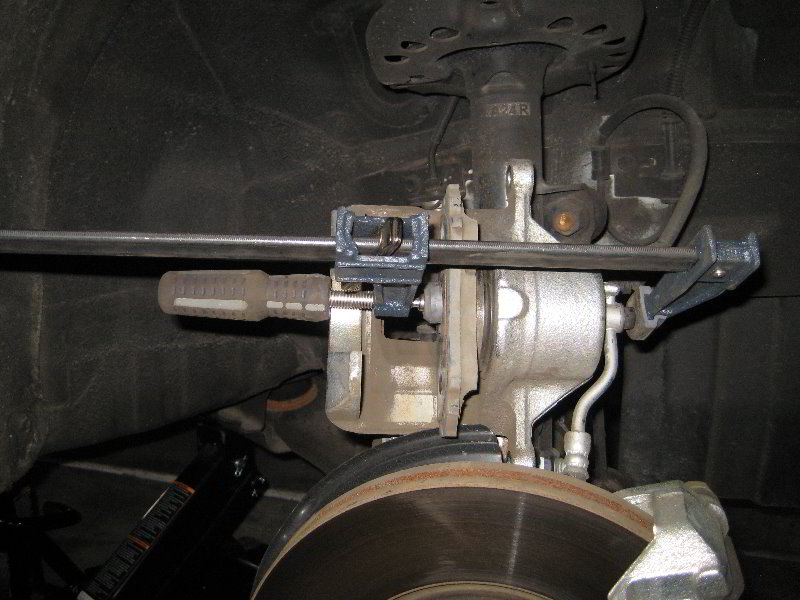 Kia-Soul-Front-Brake-Pads-Replacement-Guide-019