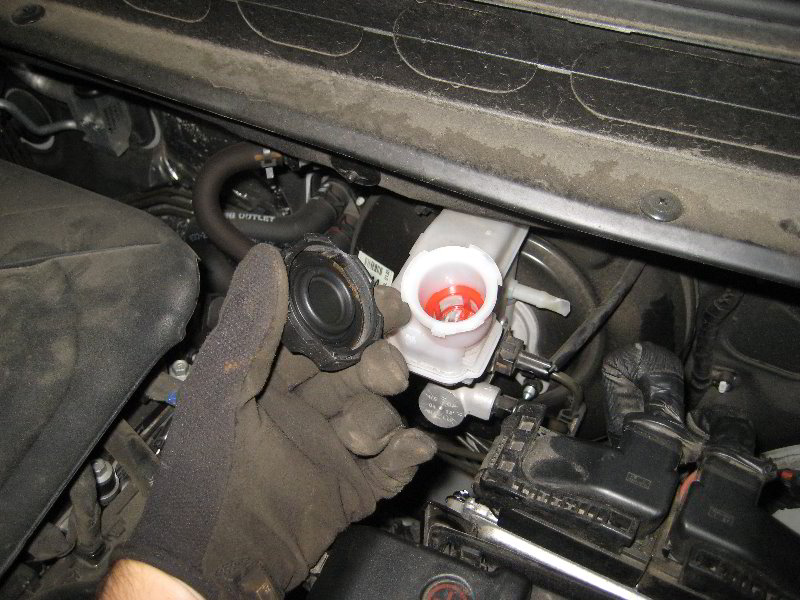 Kia-Soul-Front-Brake-Pads-Replacement-Guide-020