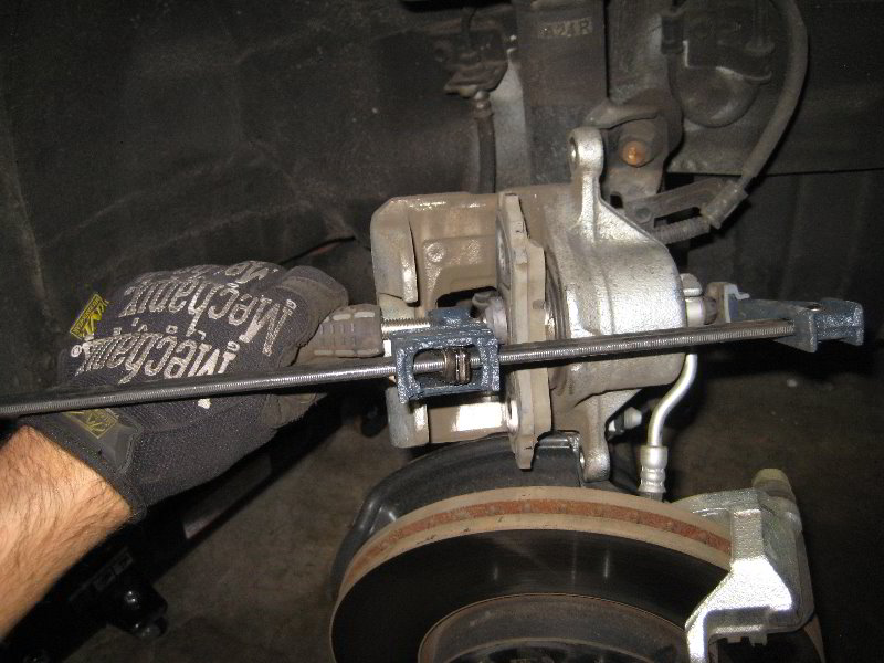 KiaSoulFrontBrakePadsReplacementGuide021