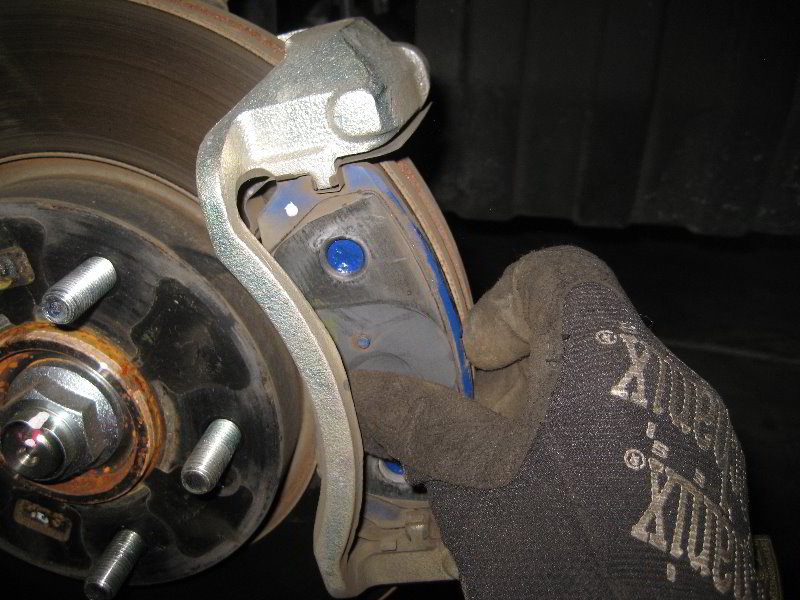 Kia-Soul-Front-Brake-Pads-Replacement-Guide-023