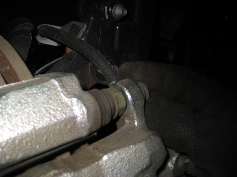 Kia-Soul-Front-Brake-Pads-Replacement-Guide-027