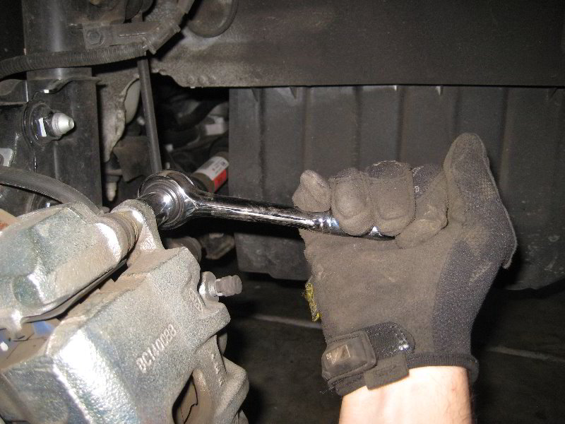 Kia-Soul-Front-Brake-Pads-Replacement-Guide-029