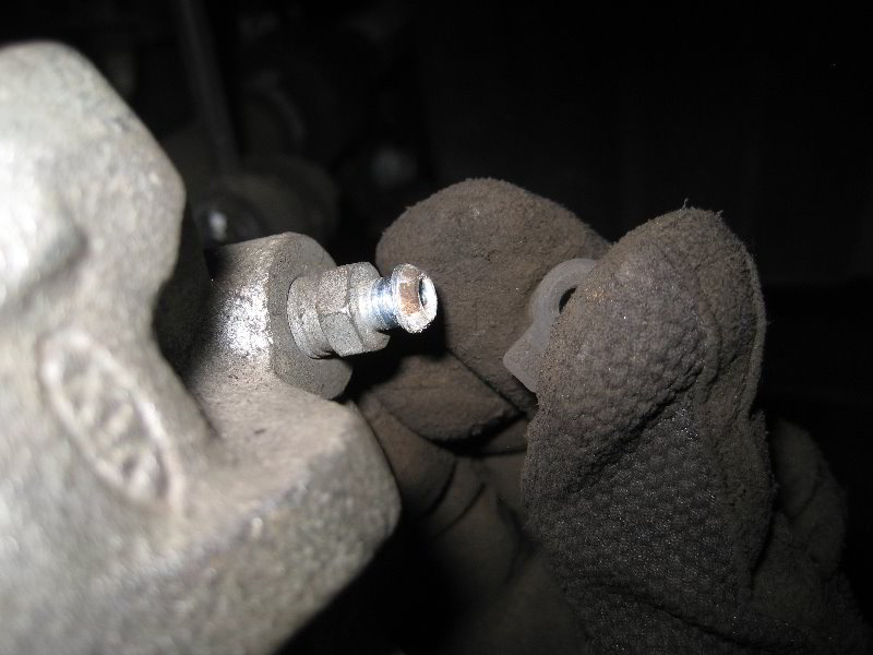 Kia-Soul-Front-Brake-Pads-Replacement-Guide-031