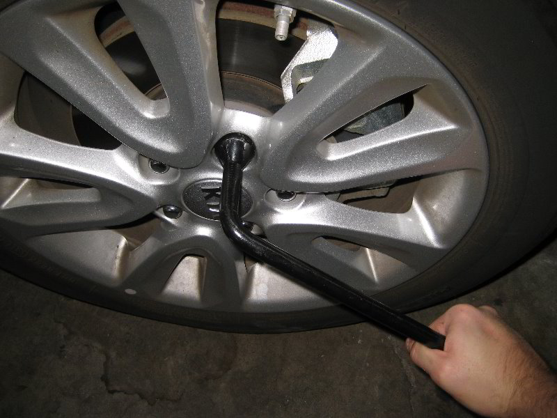 KiaSoulFrontBrakePadsReplacementGuide036