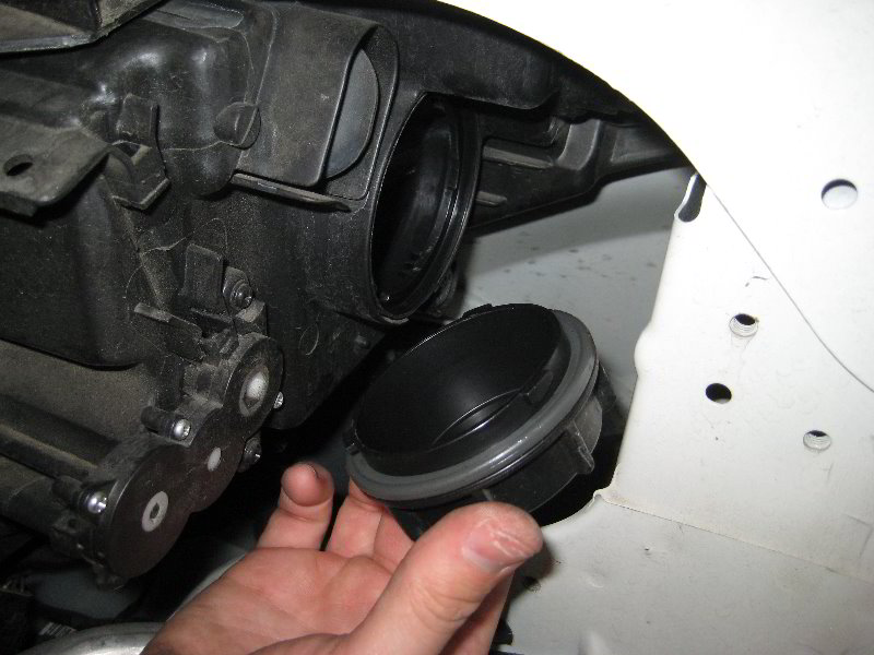 Kia-Soul-Headlight-Bulbs-Replacement-Guide-006