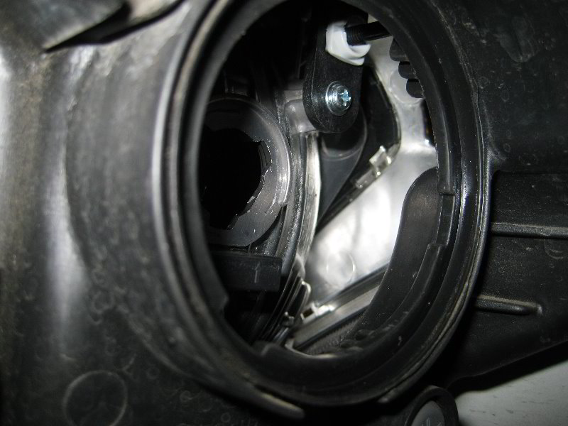 Kia-Soul-Headlight-Bulbs-Replacement-Guide-011