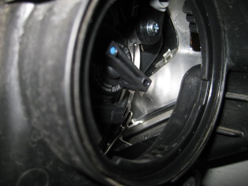 Kia-Soul-Headlight-Bulbs-Replacement-Guide-012