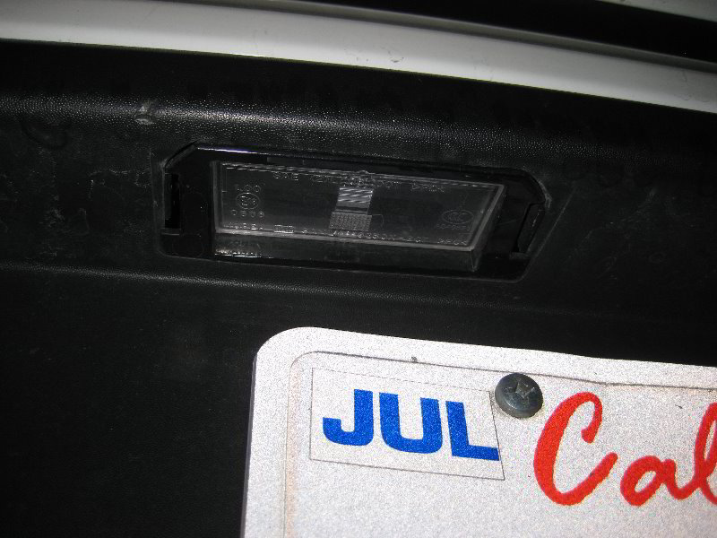 Kia-Soul-License-Plate-Light-Bulbs-Replacement-Guide-002