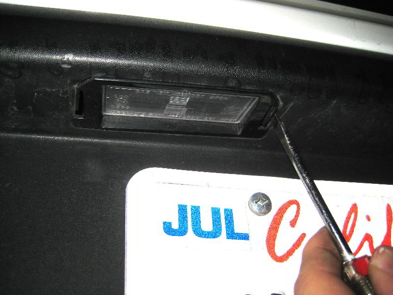 Kia-Soul-License-Plate-Light-Bulbs-Replacement-Guide-003