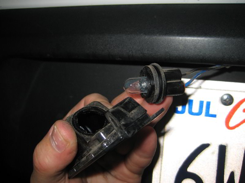 Kia-Soul-License-Plate-Light-Bulbs-Replacement-Guide-007