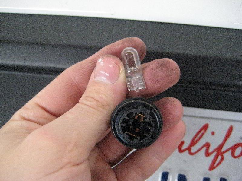 Kia-Soul-License-Plate-Light-Bulbs-Replacement-Guide-008