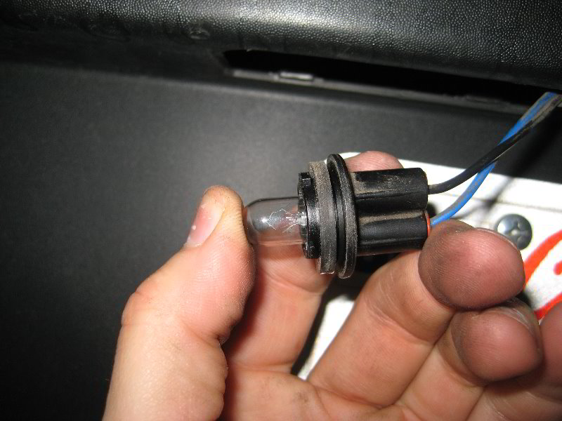 Kia-Soul-License-Plate-Light-Bulbs-Replacement-Guide-010
