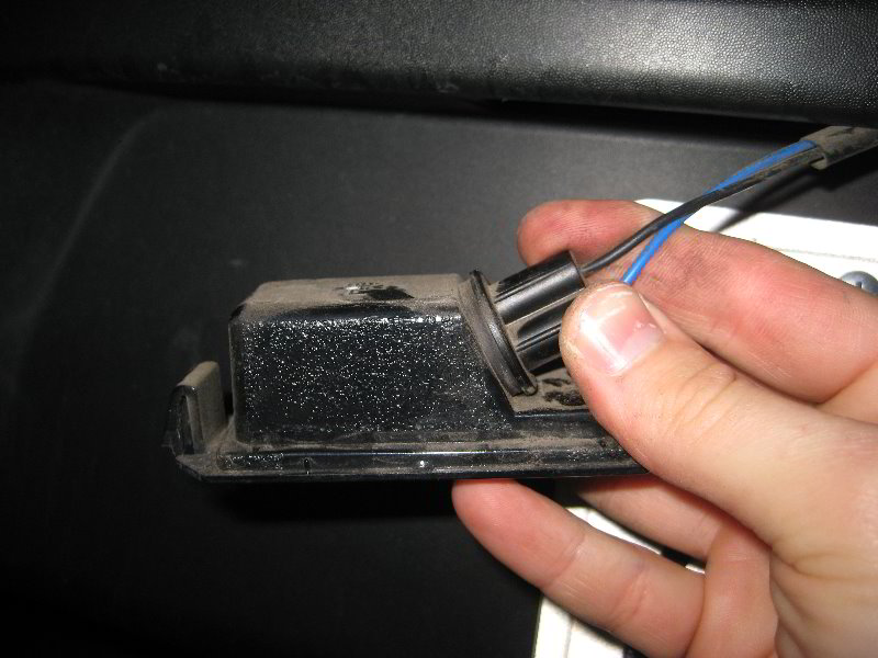 KiaSoulLicensePlateLightBulbsReplacementGuide012