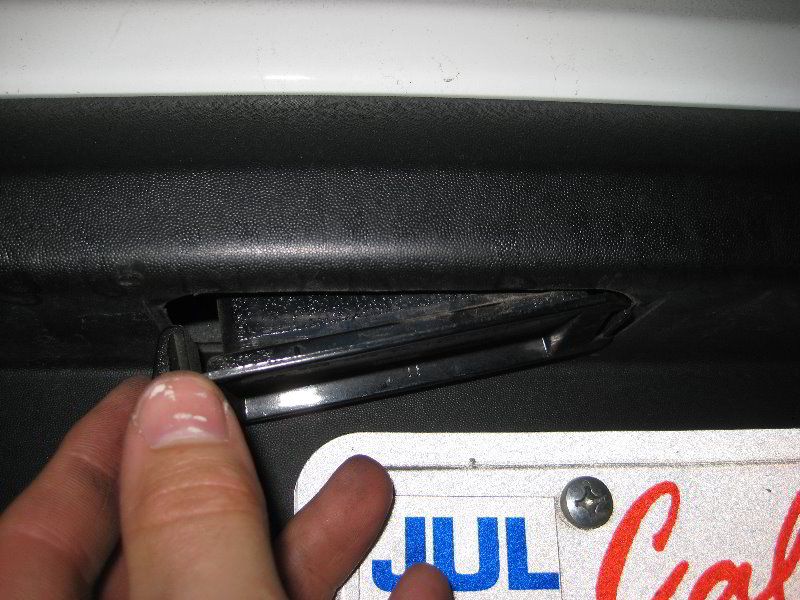 Kia-Soul-License-Plate-Light-Bulbs-Replacement-Guide-013