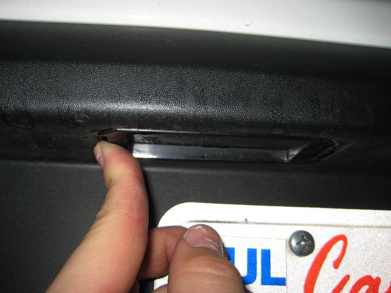 Kia-Soul-License-Plate-Light-Bulbs-Replacement-Guide-014