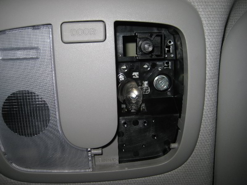 Kia-Soul-Map-Light-Bulbs-Replacement-Guide-004