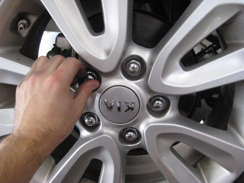 KiaSoulRearDiscBrakePadsReplacementGuide004