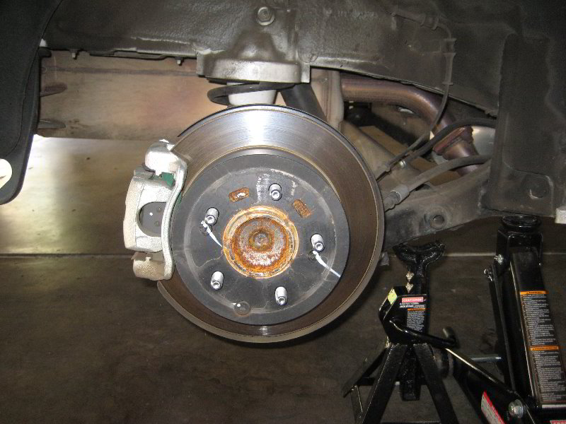 KiaSoulRearDiscBrakePadsReplacementGuide006