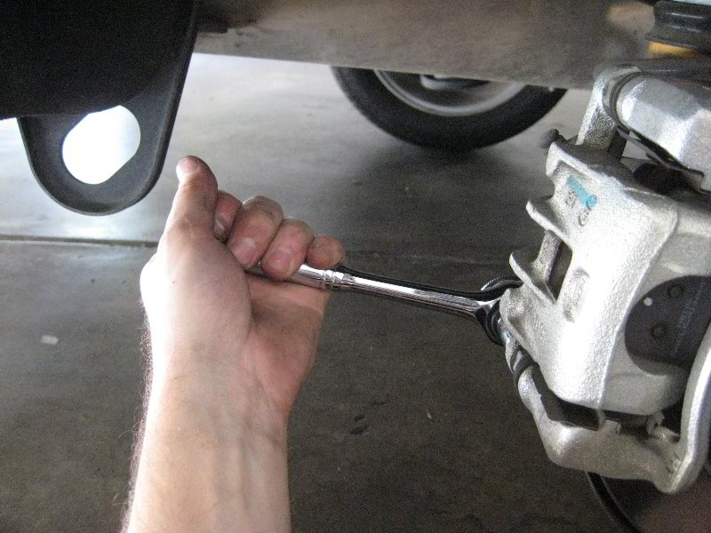 Kia-Soul-Rear-Disc-Brake-Pads-Replacement-Guide-008