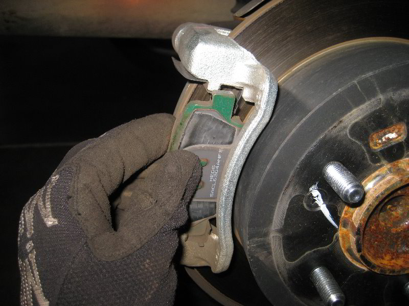 Kia-Soul-Rear-Disc-Brake-Pads-Replacement-Guide-013
