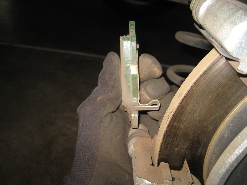 Kia-Soul-Rear-Disc-Brake-Pads-Replacement-Guide-014