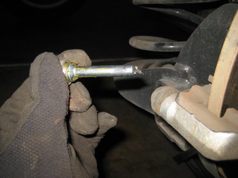 Kia-Soul-Rear-Disc-Brake-Pads-Replacement-Guide-016