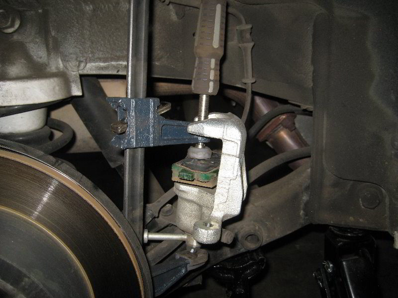 Kia-Soul-Rear-Disc-Brake-Pads-Replacement-Guide-018