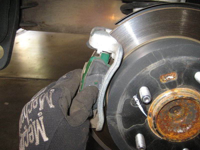 Kia-Soul-Rear-Disc-Brake-Pads-Replacement-Guide-022
