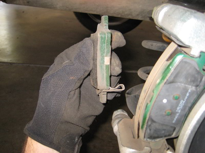 Kia-Soul-Rear-Disc-Brake-Pads-Replacement-Guide-023