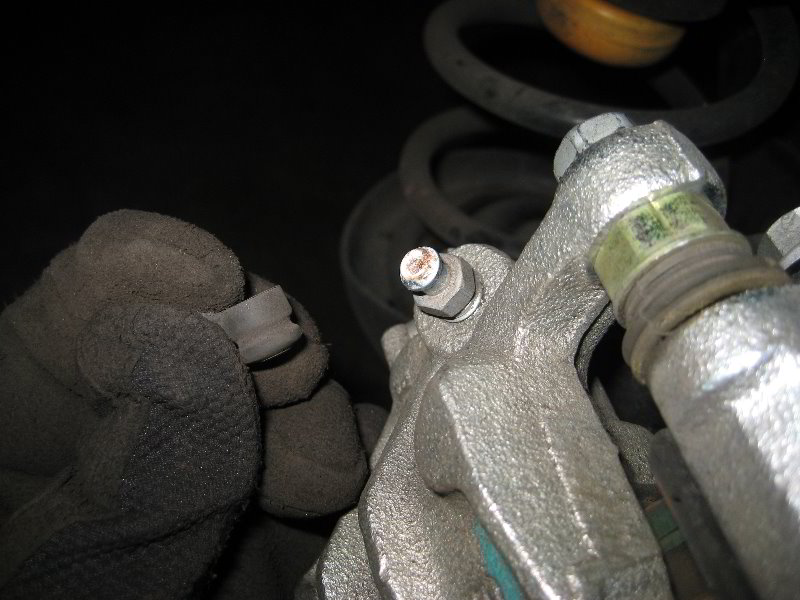 Kia-Soul-Rear-Disc-Brake-Pads-Replacement-Guide-031